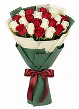 Букет Микс из красных и белых роз в Гнилом