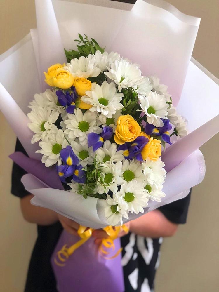 Букет цветов из: Ирисы, Хризантемы и Розы в Гнилом