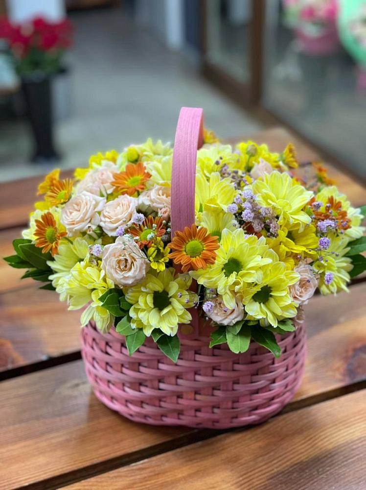 Цветочная композиция из Хризантемы и Розы в корзине в Гнилом
