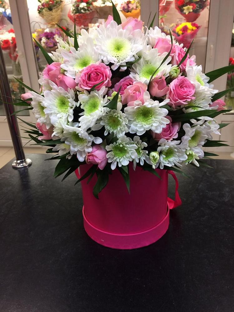 Цветочная композиция из Розы и Хризантемы в шляпной коробке в Гнилом