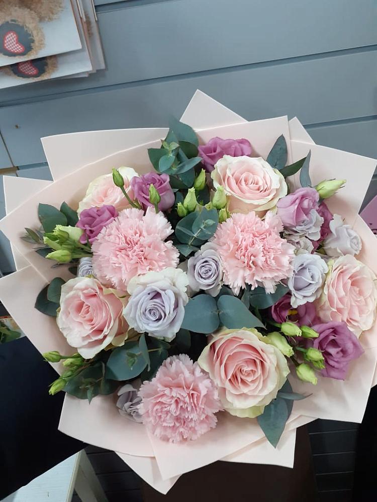 Букет цветов из: Розы, Гвоздики и Лизиантусы в Гнилом